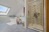 Tageslichtbad mit Badewanne + Dusche - 