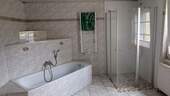... mit Wanne und Dusche - 