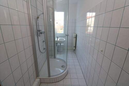 Beispiel Bad mit Dusche - 2 Zimmer Etagenwohnung in Freiberg