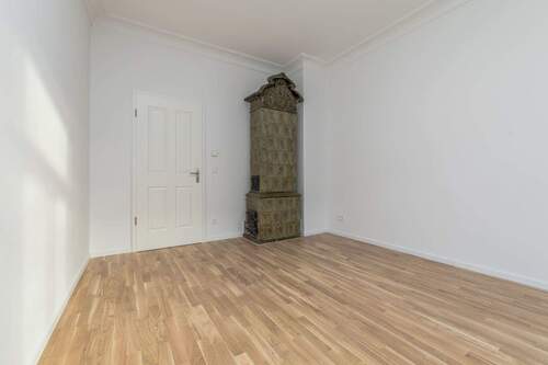 Wohnzimmer mit Kachelofen - 4 Zimmer Etagenwohnung zum Kaufen in Leipzig