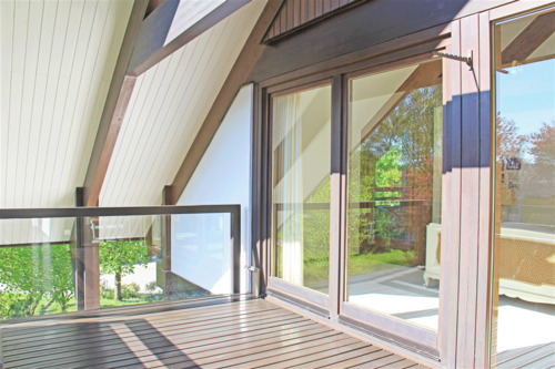 Der Ostbalkon ist vom Schlafzimmer zugänglich - 