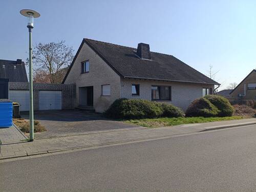 Front - Sanierungsbedürftiges Einfamilienhaus mit großem Grundstück in Bestlage von Titz!