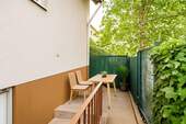 Gemütliche Gartennische mit Balkonzugang - Virtuelles Homestaging - 