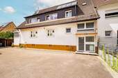 Hausansicht mit Hof - 