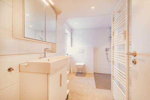 Saniertes Badezimmer mit großem Waschbecken und Handtuchhalter - 