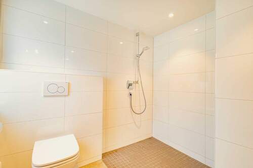 Bodentiefe, sehr große Dusche - 