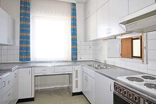 Küche mit Durchreiche zum Esszimmer - 