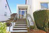 Treppenaufgang und Windfang - 7 Zimmer Einfamilienhaus in Albstadt