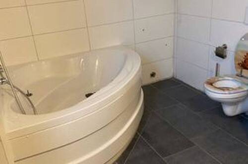 Bad, Dusche mit Toilette - 