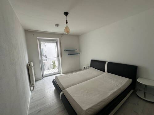 Schlafbereich m. Zugang zum Balkon - 