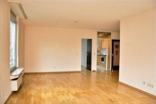Blick ins Wohn-und Esszimmer - Top Lage: Attraktive 2,5-Zi.-Wohnung mit EBK, Loggia und TG-Stellplatz