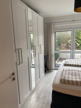 Schlafzimmer mit Kleiderschrank - 