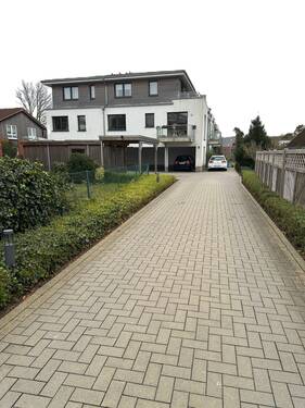 Außenansicht Gebäude und Zufahrt - 3 Zimmer Etagenwohnung zum Kaufen in Heikendorf