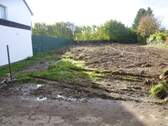  Grundstück mit Garage, Vorderansicht - Baugrundstücke in Südlage in guter Wohnlage. Bebaubar mit Einfamilienhäusern, Eins bereits VERKAUFT