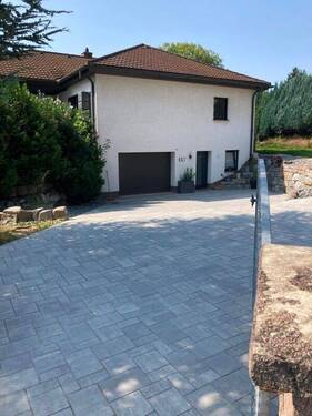 Garagenzufahrt - 5 Zimmer Mehrfamilienhaus, Wohnhaus zum Kaufen in Grünhain-Beierfeld