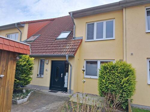 Ansicht vorne - Reihenmittelhaus mit Carport und Schuppen in Greifswald