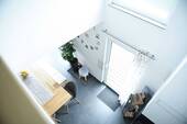 Blick von der Galerie auf den eleganten Wohnbereich - 