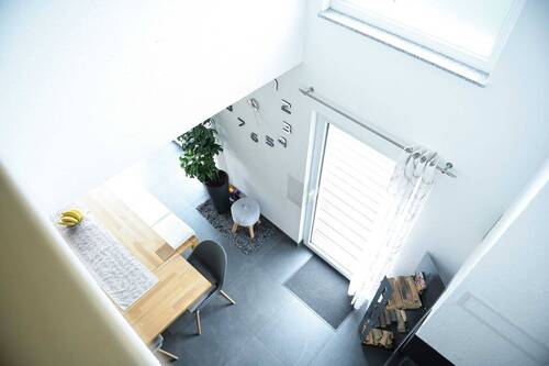 Blick von der Galerie auf den eleganten Wohnbereich - 