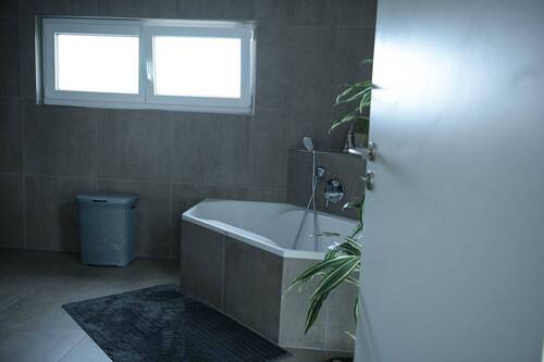 Wellness im Alltag – edles Bad mit klaren Linien und Tageslicht - 