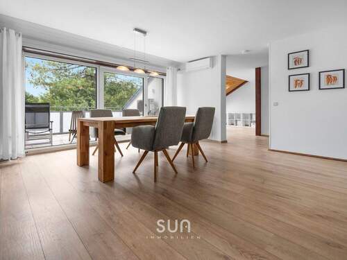 Lichtdurchflutetes Wohnzimmer - EXKLUSIVE 3-ZIMMER-TRAUMWOHNUNG: Helles Neubauflair 2024 in naturnaher Lage (KfW55)