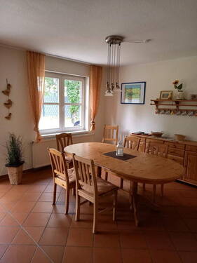 Wohnraum mit Esstisch - 