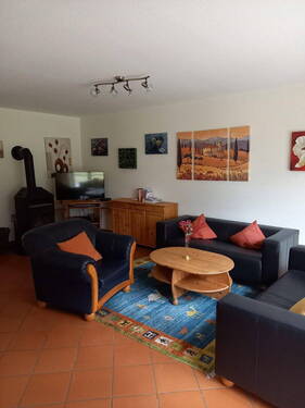 Wohnraum mit Sofa und Sessel - 