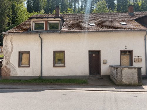 Außenansicht - Charmante Doppelhaushälfte mit großem Entwicklungspotenzial