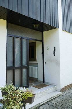 Einladender Eingangsbereich - Doppelhaushälfte mit 214,00 m² in Weinheim zum Kaufen