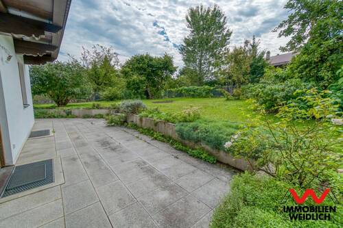 Sonnige Süd-Terrasse mit Blick in den Garten - 