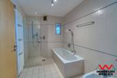 Bad mit Dusche und Wanne - 