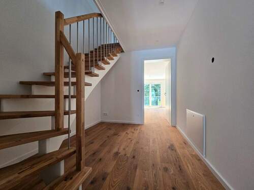 Flur und Treppe ins DG - 