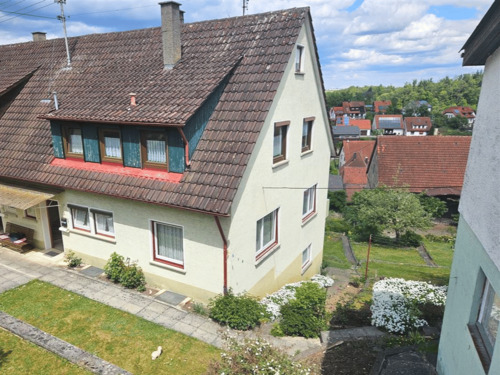 Ansicht von Straße - In ruhiger, sonniger Lage mit tollem Garten - DHH in Hürben