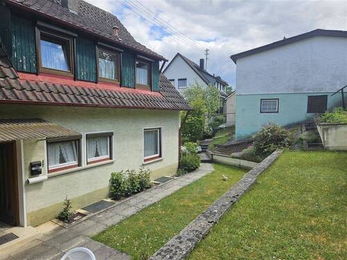 Vorgarten und Garage - 
