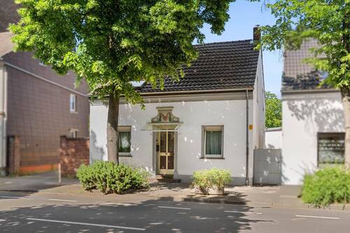 Hausansicht - Seltene Gelegenheit: Einfamilienhaus mit Entwicklungspotenzial auf großzügigem Grundstück