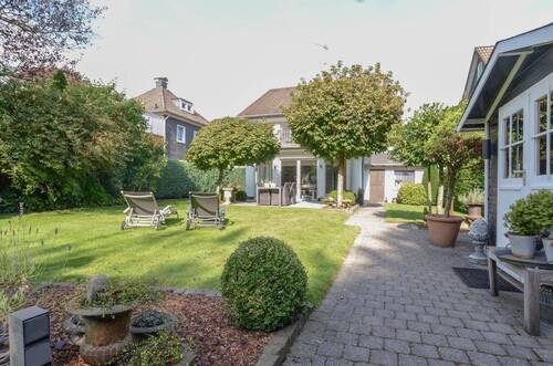 Gartenhaus - Freistehendes Einfamilienhaus mit Doppelgarage mit Hauszugang * Wohnliche-Nutzfläche 187 m² * Garten- und Dachterrass...