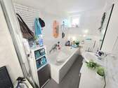 Bad mit Wanne und Dusche EG - 