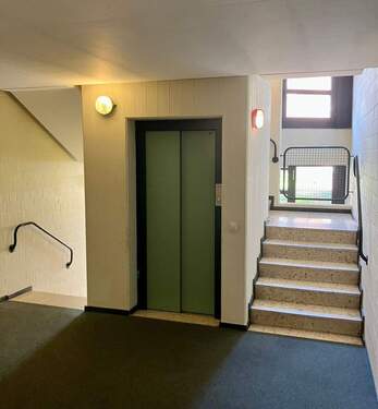 Treppenhaus und Aufzug - 