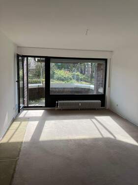 Wohnzimmer mit Balkon - 