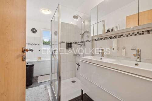 Badezimmer mit Dusche und Badewanne - 