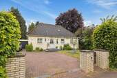 Vorderansicht mit Garage - 