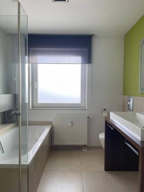 Badezimmer mit Wanne _ Dusche - 