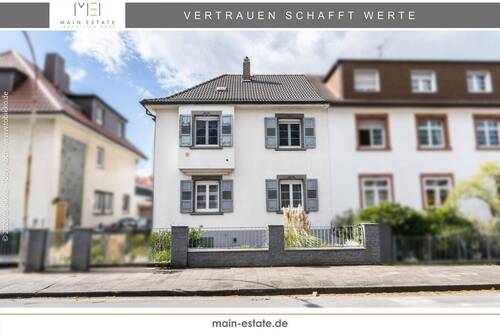 Hausansicht - Straßenseitig - Charmante Doppelhaushälfte mit großzügigem Gartenparadies - Raum für die ganze Familie