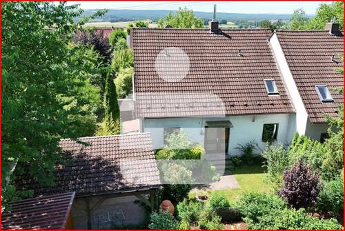 Hauseingang aus der Vogelperspektive - Ein Haus - zwei Wohnungen - 625.000,00 EUR Kaufpreis, ca.  159,00 m² Wohnfläche