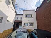 Hausansicht - Autarkes 2-Familienhaus in 4er-WEG mit Herausforderung!