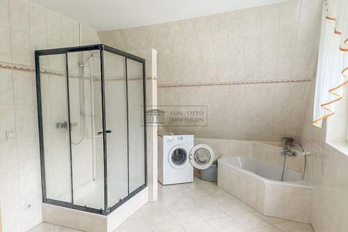 Geräumiges Badezimmer unter dem Dach-2 - Einfamilienhaus mit 171,00 m&sup2; in Pinneberg zum Kaufen