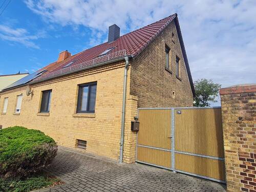 Straßenansicht - 5 Zimmer Mehrfamilienhaus, Wohnhaus zum Kaufen in Sandersdorf-Brehna