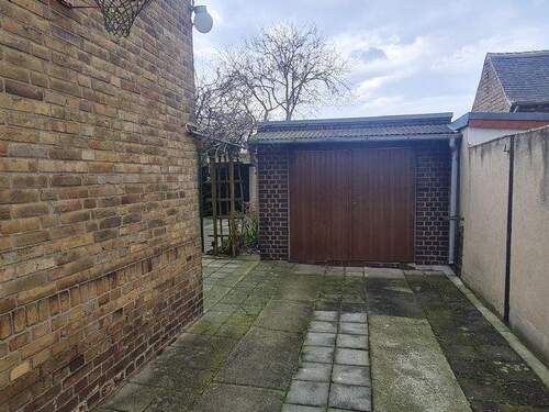 Garage - Mehrfamilienhaus, Wohnhaus mit 126,00 m&sup2; in Sandersdorf-Brehna zum Kaufen