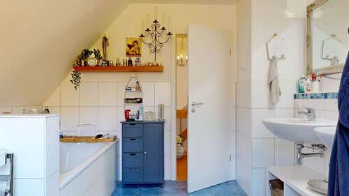 Bad, Blick Richtung Flur - 