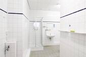 Bad mit Dusche - 