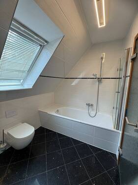 Badezimmer OG mit Badewanne - 